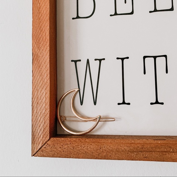 Accessories - SALE! 💕 crescent moon 🌙 gold hair clip